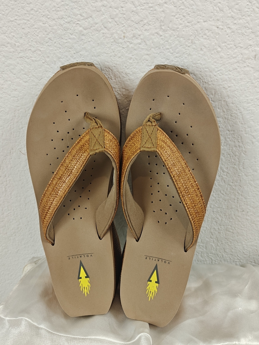 Volatile Bahama Wedge Sandals Women's Size 9 Tan Woven Comfort Thong Shoes - Picture 8 of 11